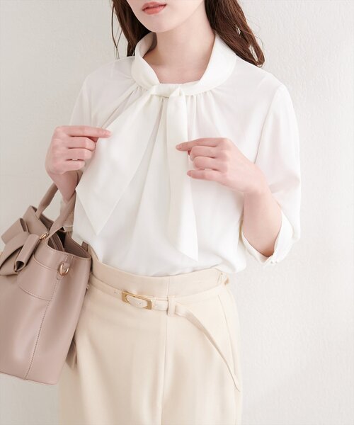 natural couture（ナチュラルクチュール）の「袖口パールノット結び６分袖ブラウス（シャツ/ブラウス・レディース・サックスブルー/ピンクベージュ/チャコールグレー/グレー/オフホワイト・FREE）」の6枚目の写真
