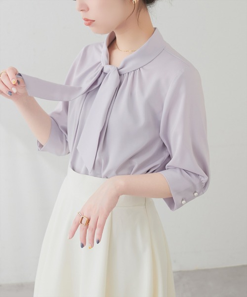 natural couture(ナチュラルクチュール)の「袖口パールノット結び6分袖ブラウス(シャツ/ブラウス・レディース・サックスブルー/ピンクベージュ/チャコールグレー/グレー/オフホワイト・FREE)」の1枚目の写真