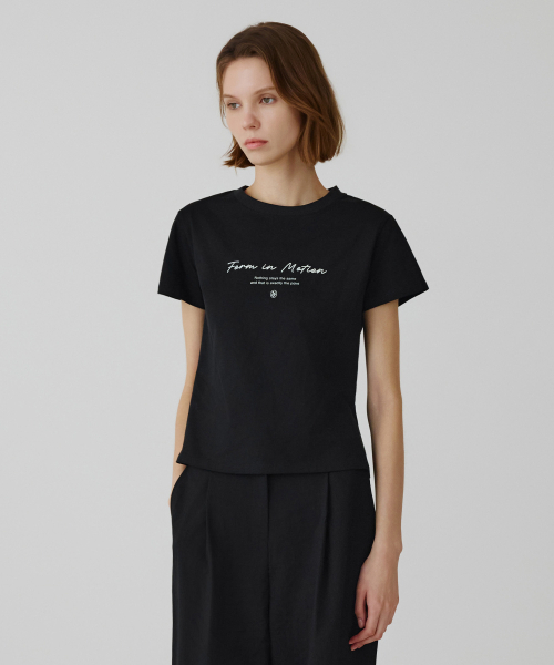 SIYAZU（シヤジュ）の「SITP5266 ミニマルフォント半袖Tシャツ_ブラック（Tシャツ/カットソー・レディース・ブラック・ONE）」の2枚目の写真