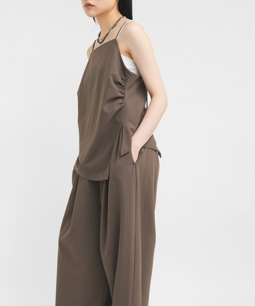 KBF（ケイビーエフ）の「ドレープキャミソールSETパンツ（セットアップ・レディース・ブラウン/ベージュ/ブラック・ONE）」の2枚目の写真