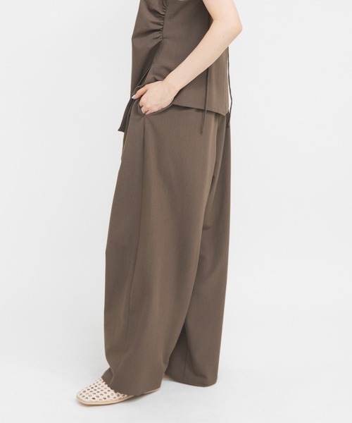 KBF（ケイビーエフ）の「ドレープキャミソールSETパンツ（セットアップ・レディース・ブラウン/ベージュ/ブラック・ONE）」の22枚目の写真