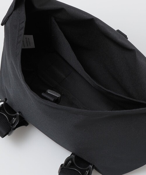 SHIPS(シップス)の「KARRI: CORD POLYESTER MESSENGER S(トートバッグ・メンズ・ブラック・ONE SIZE)」の2枚目の写真