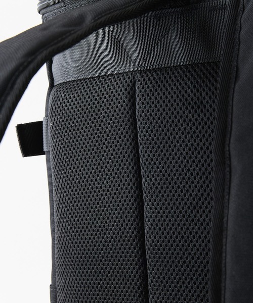 FILA(フィラ)の「【FILA/フィラ】【通勤・通学などデイリー使いに◎ 20L A4サイズ対応】スクエアデイパック PCポケット 部活 韓国ファッション ストリート(バックパック/リュック・メンズ・ブラック/レッド・FREE)」の9枚目の写真