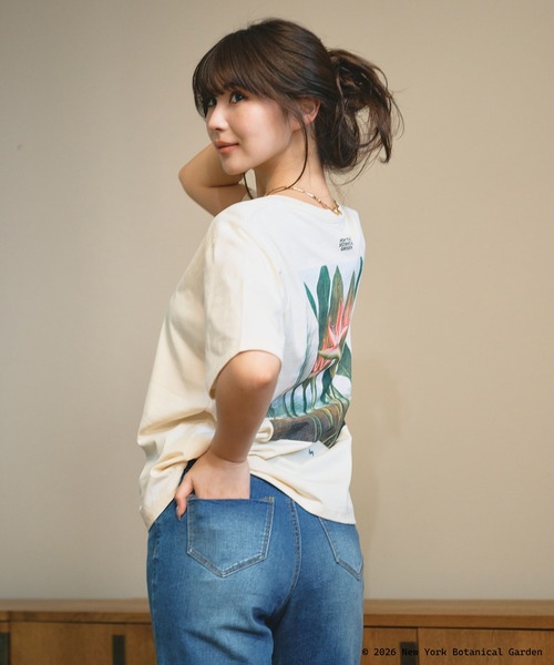 KINO THE KEI(キノザケイ)の「NYBG ストレリチア バックプリント TEE KINO THE KEI(Tシャツ/カットソー・レディース・ブラック/ライトベージュ/ホワイト・フリー)」の3枚目の写真