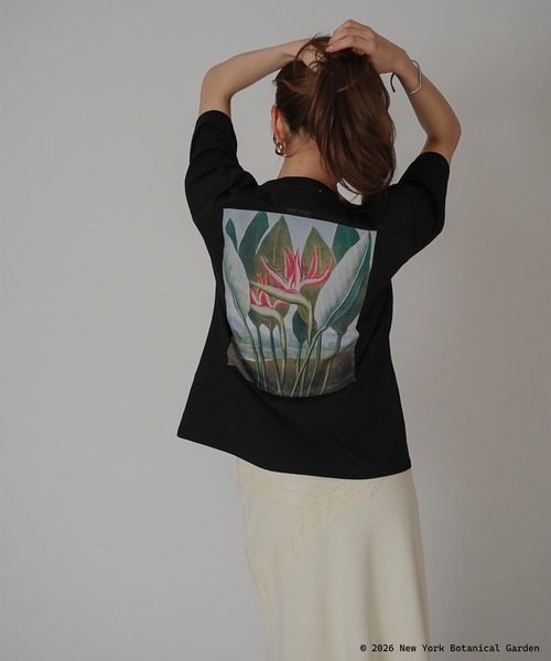 KINO THE KEI(キノザケイ)の「NYBG ストレリチア バックプリント TEE KINO THE KEI(Tシャツ/カットソー・レディース・ブラック/ライトベージュ/ホワイト・フリー)」の6枚目の写真