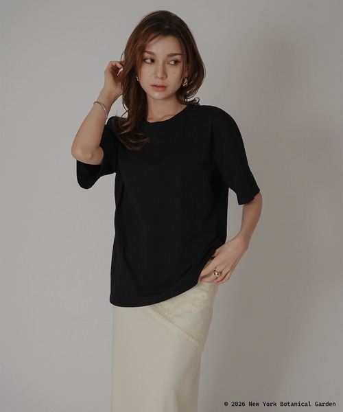 KINO THE KEI(キノザケイ)の「NYBG ストレリチア バックプリント TEE KINO THE KEI(Tシャツ/カットソー・レディース・ブラック/ライトベージュ/ホワイト・フリー)」の7枚目の写真
