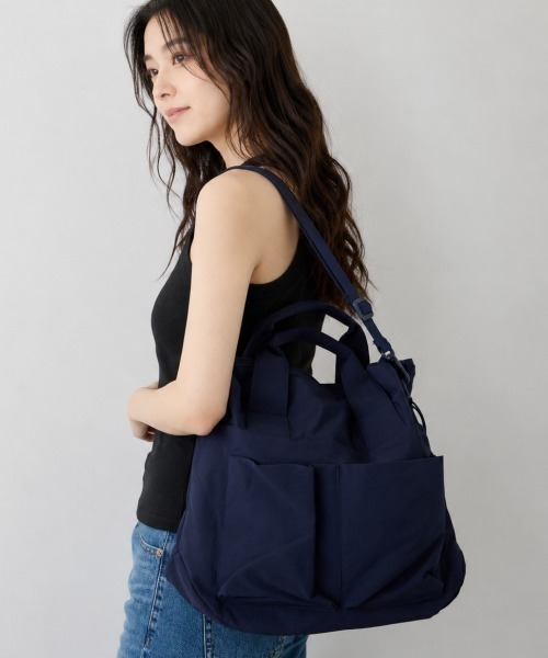 AIONE(アイオネ)の「サイドポケット付きショルダーバッグ(ショルダーバッグ・レディース・ブラック/ベージュ/ネイビー・FREE)」の3枚目の写真