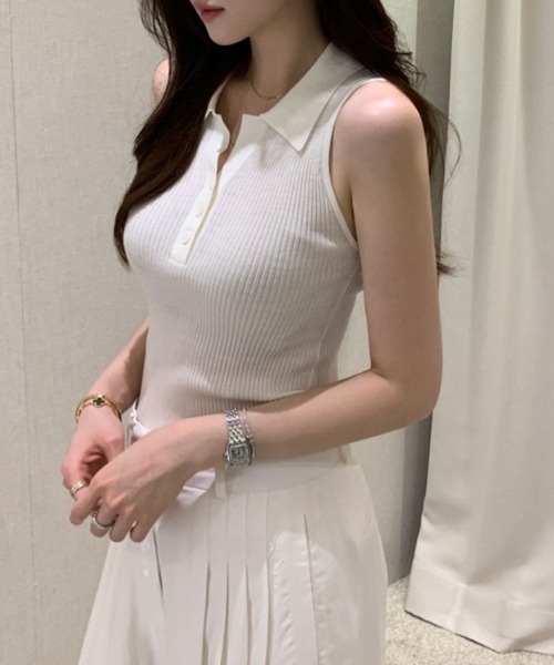 COCOMOMO(ココモモ)の「細リブ×ポロ襟で大人っぽく。 ノースリーブポロニット サマーニット ポロニット ノースリーブ ポロ襟 ニット リブ トップス タイト オフィスカジュアル 夏ニット 夏服(ニット/セーター・レディース・ホワイト/ブラック・FREE)」の1枚目の写真