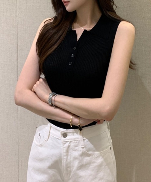 COCOMOMO(ココモモ)の「細リブ×ポロ襟で大人っぽく。 ノースリーブポロニット サマーニット ポロニット ノースリーブ ポロ襟 ニット リブ トップス タイト オフィスカジュアル 夏ニット 夏服(ニット/セーター・レディース・ホワイト/ブラック・FREE)」の2枚目の写真