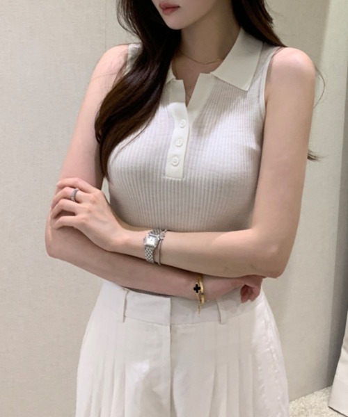 COCOMOMO(ココモモ)の「細リブ×ポロ襟で大人っぽく。 ノースリーブポロニット サマーニット ポロニット ノースリーブ ポロ襟 ニット リブ トップス タイト オフィスカジュアル 夏ニット 夏服(ニット/セーター・レディース・ホワイト/ブラック・FREE)」の6枚目の写真