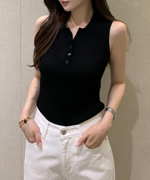 COCOMOMO(ココモモ)の「細リブ×ポロ襟で大人っぽく。 ノースリーブポロニット サマーニット ポロニット ノースリーブ ポロ襟 ニット リブ トップス タイト オフィスカジュアル 夏ニット 夏服(ニット/セーター・レディース・ホワイト/ブラック・FREE)」の8枚目の写真