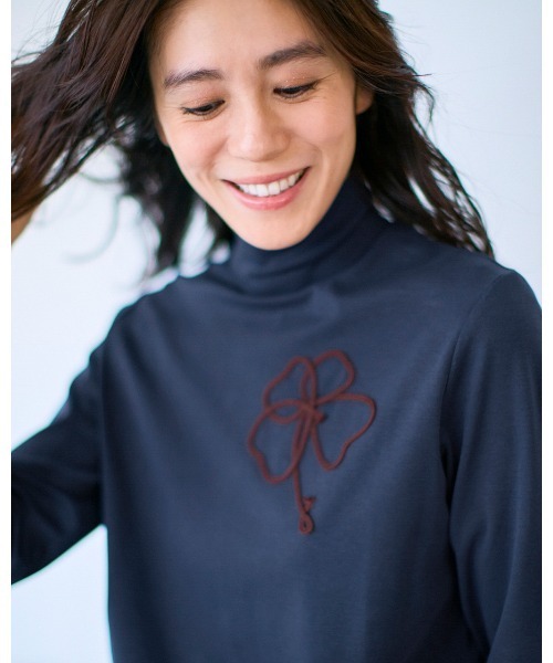 DoCLASSE( ドゥクラッセ)の「超長綿ハイネック/コード刺繍(Tシャツ/カットソー・レディース・ライトグレー/ネイビー/オフホワイト/グレイッシュブルー/コーラル・LL/3L/S/M/L)」の3枚目の写真