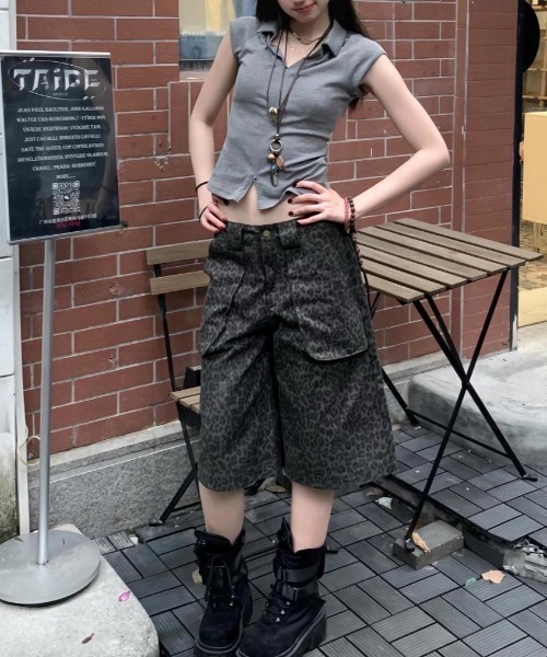 ViViDAY（ビビデー）の「レオパード柄デニムハーフパンツ（デニムパンツ・レディース・ダークブラウン・S/M/L）」の2枚目の写真