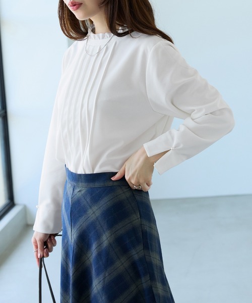 BELLUNA PLUS(ベルーナ)の「きれい見えジョーゼットフリル衿Tブラウス(シャツ/ブラウス・レディース・オフホワイト/ネイビー/サックスブルー・MEDIUM/LARGE)」の4枚目の写真
