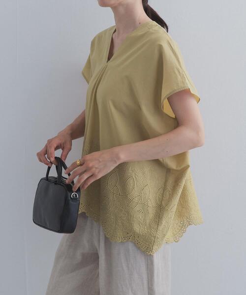URBAN RESEARCH DOORS(アーバンリサーチドアーズ)の「裾刺繍Vネックブラウス(シャツ/ブラウス・レディース・チャコールグレー/ベージュ系その他/オフホワイト・FREE)」の1枚目の写真