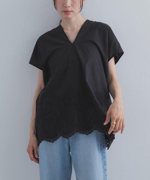 URBAN RESEARCH DOORS(アーバンリサーチドアーズ)の「裾刺繍Vネックブラウス(シャツ/ブラウス・レディース・チャコールグレー/ベージュ系その他/オフホワイト・FREE)」の3枚目の写真