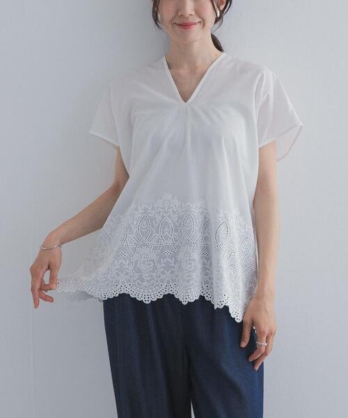 URBAN RESEARCH DOORS(アーバンリサーチドアーズ)の「裾刺繍Vネックブラウス(シャツ/ブラウス・レディース・チャコールグレー/ベージュ系その他/オフホワイト・FREE)」の4枚目の写真