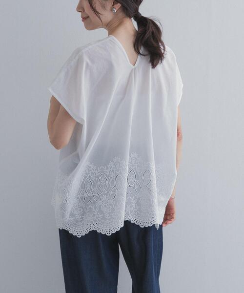 URBAN RESEARCH DOORS(アーバンリサーチドアーズ)の「裾刺繍Vネックブラウス(シャツ/ブラウス・レディース・チャコールグレー/ベージュ系その他/オフホワイト・FREE)」の7枚目の写真