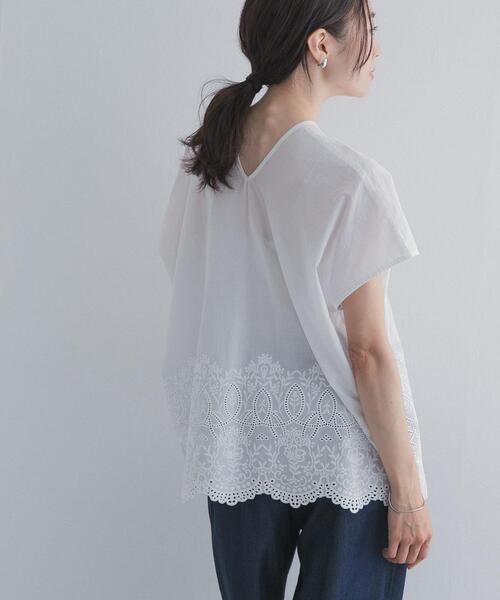 URBAN RESEARCH DOORS(アーバンリサーチドアーズ)の「裾刺繍Vネックブラウス(シャツ/ブラウス・レディース・チャコールグレー/ベージュ系その他/オフホワイト・FREE)」の8枚目の写真