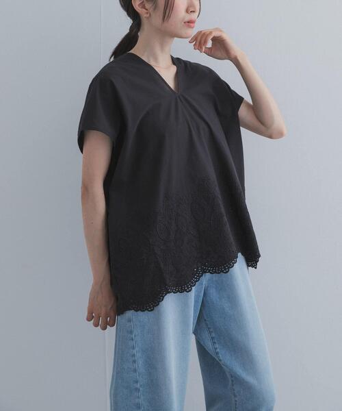 URBAN RESEARCH DOORS(アーバンリサーチドアーズ)の「裾刺繍Vネックブラウス(シャツ/ブラウス・レディース・チャコールグレー/ベージュ系その他/オフホワイト・FREE)」の13枚目の写真
