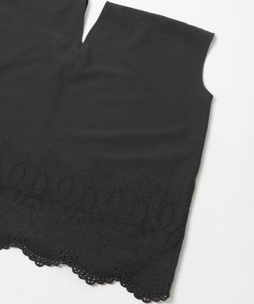 URBAN RESEARCH DOORS(アーバンリサーチドアーズ)の「裾刺繍Vネックブラウス(シャツ/ブラウス・レディース・チャコールグレー/ベージュ系その他/オフホワイト・FREE)」の21枚目の写真
