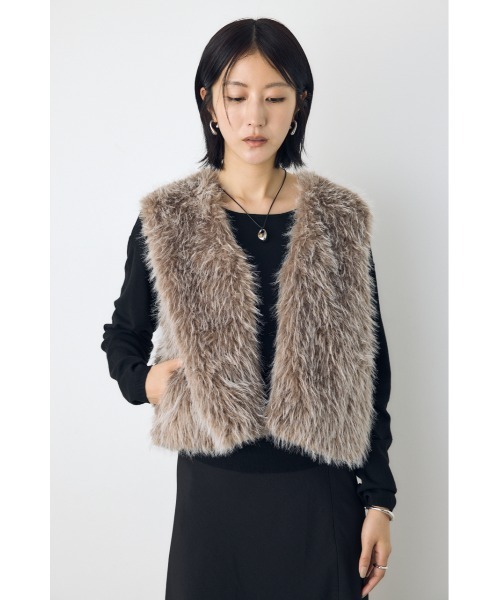 AZUL by moussy（アズールバイマウジー）の「【着丈バリエ】ミックスファーベスト（ベスト・レディース・アイボリー/ベージュ/グレー/ブラック・SMALL/MEDIUM）」の4枚目の写真