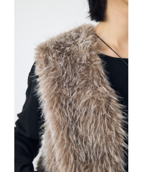 AZUL by moussy（アズールバイマウジー）の「【着丈バリエ】ミックスファーベスト（ベスト・レディース・アイボリー/ベージュ/グレー/ブラック・SMALL/MEDIUM）」の8枚目の写真