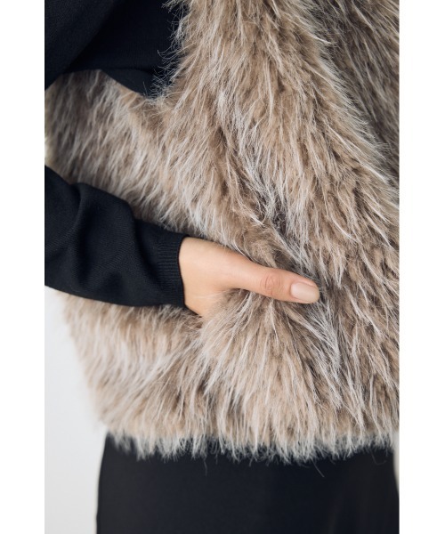 AZUL by moussy（アズールバイマウジー）の「【着丈バリエ】ミックスファーベスト（ベスト・レディース・アイボリー/ベージュ/グレー/ブラック・SMALL/MEDIUM）」の9枚目の写真
