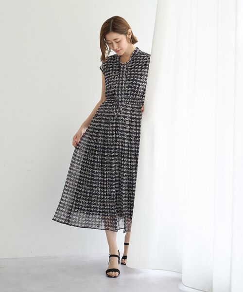 YECCA VECCA(イェッカヴェッカ)の「チェック柄ボウタイプリーツワンピース(ワンピース・レディース・ブラック/ボルドー・FREE)」の4枚目の写真
