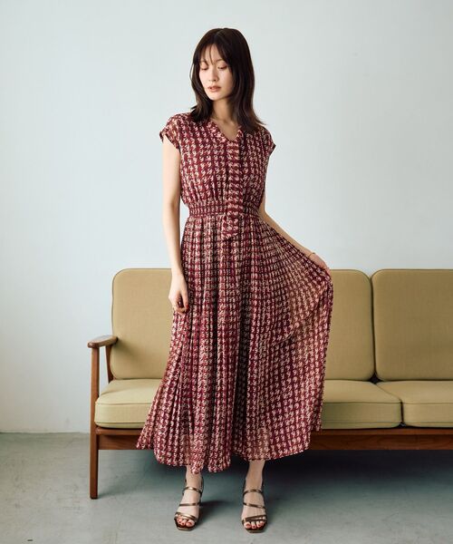 YECCA VECCA(イェッカヴェッカ)の「チェック柄ボウタイプリーツワンピース(ワンピース・レディース・ブラック/ボルドー・FREE)」の5枚目の写真