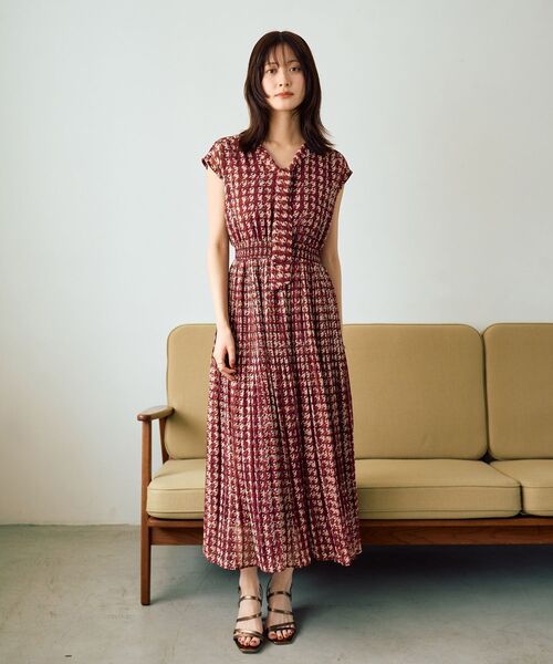 YECCA VECCA(イェッカヴェッカ)の「チェック柄ボウタイプリーツワンピース(ワンピース・レディース・ブラック/ボルドー・FREE)」の7枚目の写真