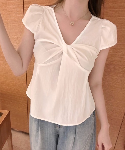 AMAJI（アマジ）の「Vネック フロントツイスト 半袖トップス（Tシャツ/カットソー・レディース・ホワイト/ブラック・FREE）」の3枚目の写真