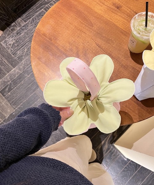 VIBGYOR(ヴィブジョー)の「Mignonjour/フラワー巾着ミニバッグ M2954(ハンドバッグ・レディース・ピンク/ブルー・FREE)」の5枚目の写真