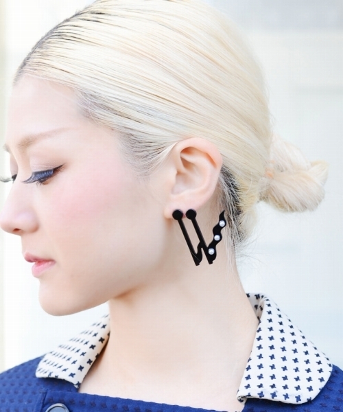 PAMEO POSE（パメオポーズ）の「【PAMEO POSE ORIGINAL JEWELRY】WALTZ PIERCE（ピアス（両耳用）・レディース・ピンク/ブラック・FREE）」の5枚目の写真