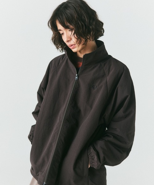 FRED PERRY（フレッドペリー）の「【WEB先行予約】[FRED PERRY/フレッドペリー] 別注 ナイロン シェルジャケット（ブルゾン・レディース・ダークブラウン/ブラック・S/M/L/XL）」の2枚目の写真