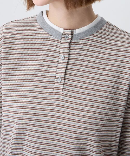 Petit Honfleur（プチオンフルール）の「レイヤード風ヘンリーネックボーダーTシャツ（Tシャツ/カットソー・レディース・ブラウン/グレー・M/L）」の12枚目の写真