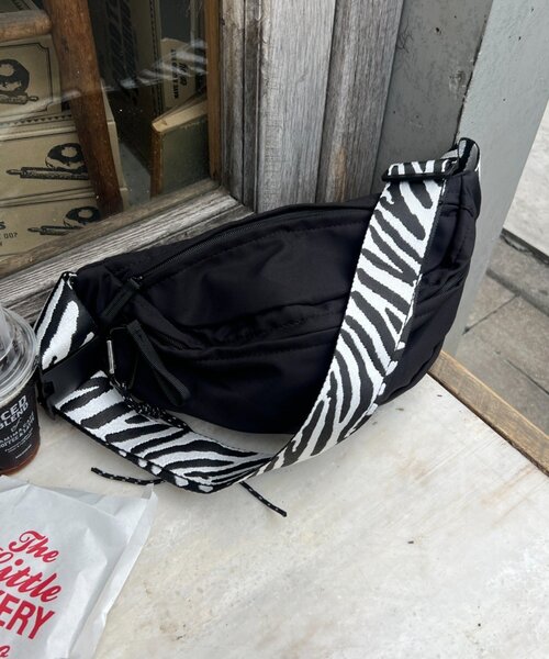 Remind me and forever(リマインドミーアンドフォーエバー)の「【WEB限定】アニマルティムボディBAG(ボディバッグ/ウエストポーチ・レディース・ドット/ゼブラ・FREE)」の2枚目の写真