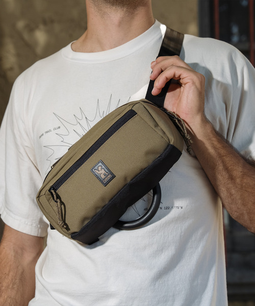 CHROME（クローム）の「［ CHROME / クローム ］MICRO KADET SLING / マイクロ カデット スリング 耐水 ボディバッグ 容量：3L（ボディバッグ/ウエストポーチ・メンズ・ベージュ/サックスブルー/ブラック・FREE）」の2枚目の写真