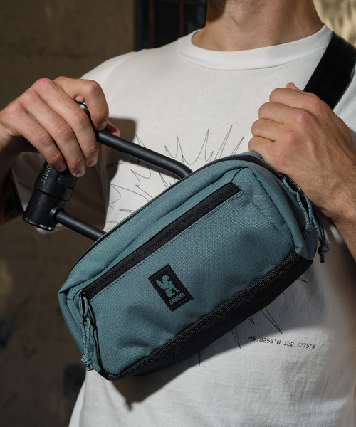 CHROME（クローム）の「［ CHROME / クローム ］MICRO KADET SLING / マイクロ カデット スリング 耐水 ボディバッグ 容量：3L（ボディバッグ/ウエストポーチ・メンズ・ベージュ/サックスブルー/ブラック・FREE）」の5枚目の写真