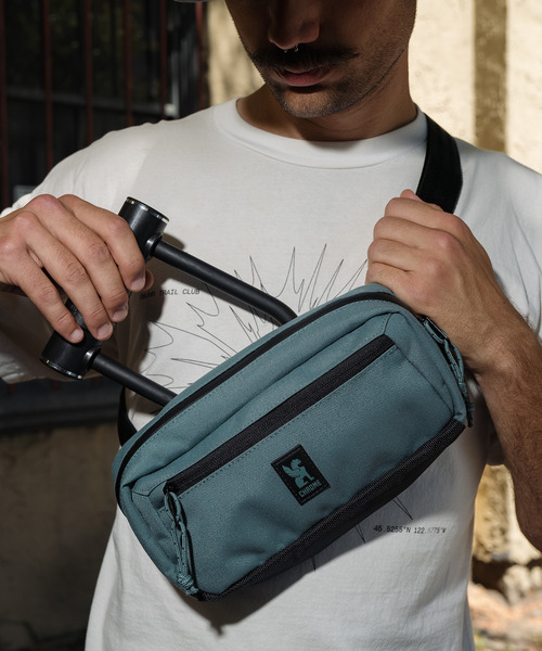 CHROME（クローム）の「［ CHROME / クローム ］MICRO KADET SLING / マイクロ カデット スリング 耐水 ボディバッグ 容量：3L（ボディバッグ/ウエストポーチ・メンズ・ベージュ/サックスブルー/ブラック・FREE）」の6枚目の写真