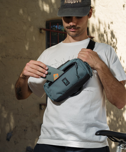 CHROME（クローム）の「［ CHROME / クローム ］MICRO KADET SLING / マイクロ カデット スリング 耐水 ボディバッグ 容量：3L（ボディバッグ/ウエストポーチ・メンズ・ベージュ/サックスブルー/ブラック・FREE）」の7枚目の写真
