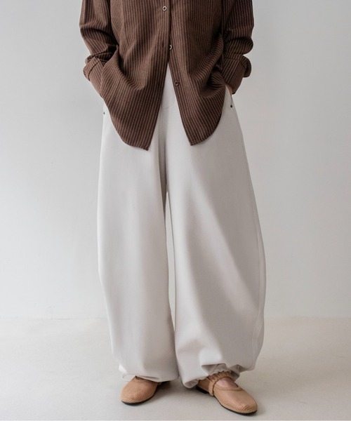 on:nue(オンニュ)の「【on:nue】スウェットイージードロストパンツ/26-27 AW COLLECTION(スウェットパンツ・レディース・ネイビー/アイボリー/ブラック・SMALL/MEDIUM)」の2枚目の写真