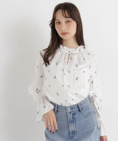 NATURAL BEAUTY BASIC(ナチュラルビューティーベーシック)の「リボンタイフラワープリントブラウス(シャツ/ブラウス・レディース・ベージュ系その他/ホワイト系その他/ブルー系その他2・FREE)」の1枚目の写真