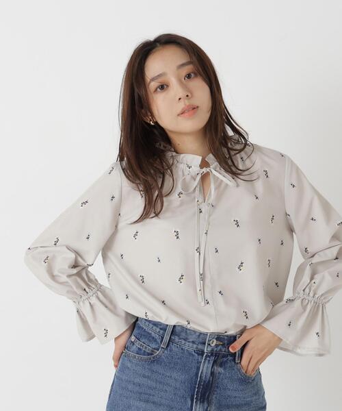 NATURAL BEAUTY BASIC(ナチュラルビューティーベーシック)の「リボンタイフラワープリントブラウス(シャツ/ブラウス・レディース・ベージュ系その他/ホワイト系その他/ブルー系その他2・FREE)」の2枚目の写真