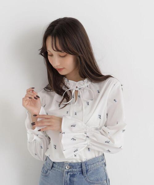 NATURAL BEAUTY BASIC(ナチュラルビューティーベーシック)の「リボンタイフラワープリントブラウス(シャツ/ブラウス・レディース・ベージュ系その他/ホワイト系その他/ブルー系その他2・FREE)」の6枚目の写真
