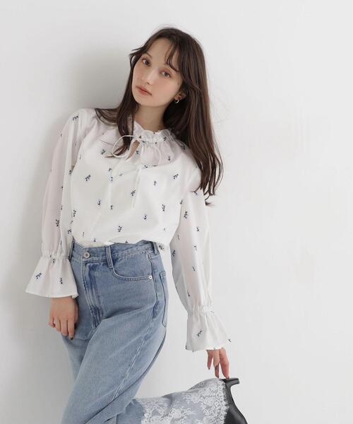 NATURAL BEAUTY BASIC(ナチュラルビューティーベーシック)の「リボンタイフラワープリントブラウス(シャツ/ブラウス・レディース・ベージュ系その他/ホワイト系その他/ブルー系その他2・FREE)」の8枚目の写真