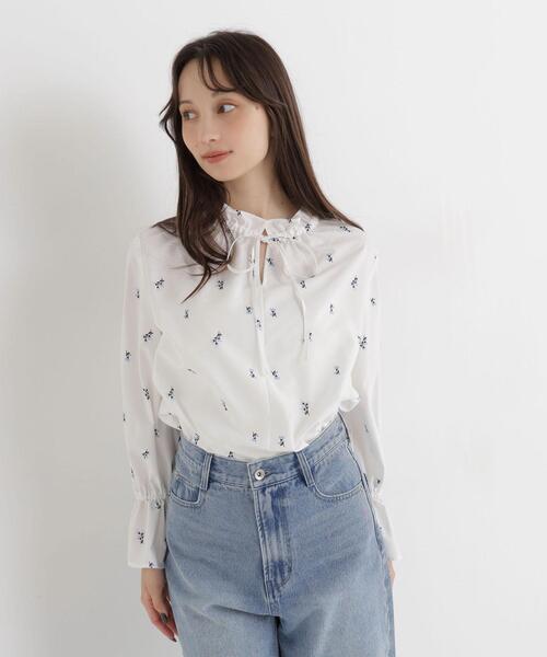 NATURAL BEAUTY BASIC(ナチュラルビューティーベーシック)の「リボンタイフラワープリントブラウス(シャツ/ブラウス・レディース・ベージュ系その他/ホワイト系その他/ブルー系その他2・FREE)」の10枚目の写真