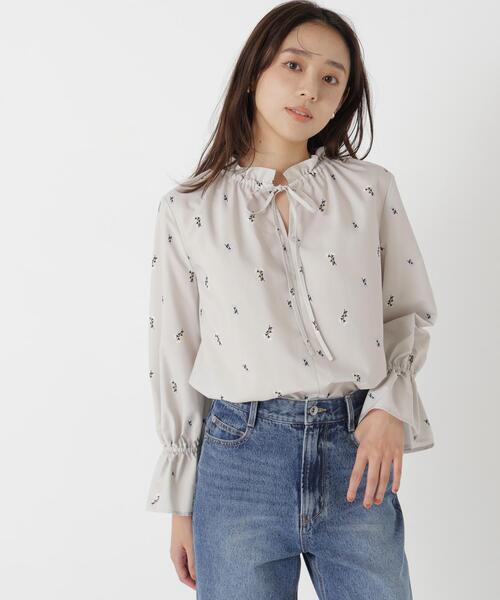 NATURAL BEAUTY BASIC(ナチュラルビューティーベーシック)の「リボンタイフラワープリントブラウス(シャツ/ブラウス・レディース・ベージュ系その他/ホワイト系その他/ブルー系その他2・FREE)」の16枚目の写真