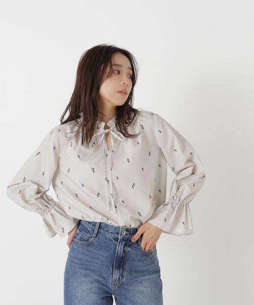 NATURAL BEAUTY BASIC(ナチュラルビューティーベーシック)の「リボンタイフラワープリントブラウス(シャツ/ブラウス・レディース・ベージュ系その他/ホワイト系その他/ブルー系その他2・FREE)」の18枚目の写真
