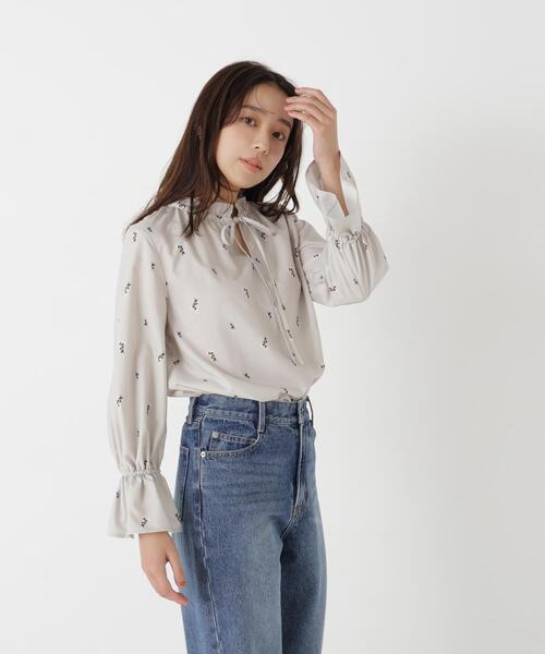 NATURAL BEAUTY BASIC(ナチュラルビューティーベーシック)の「リボンタイフラワープリントブラウス(シャツ/ブラウス・レディース・ベージュ系その他/ホワイト系その他/ブルー系その他2・FREE)」の20枚目の写真